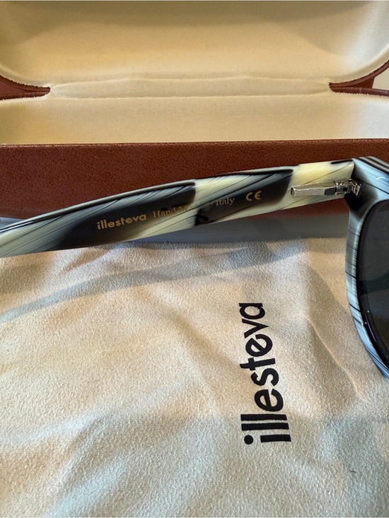 Illesteva Leonard Round Sunglasses - Green Marble Frame